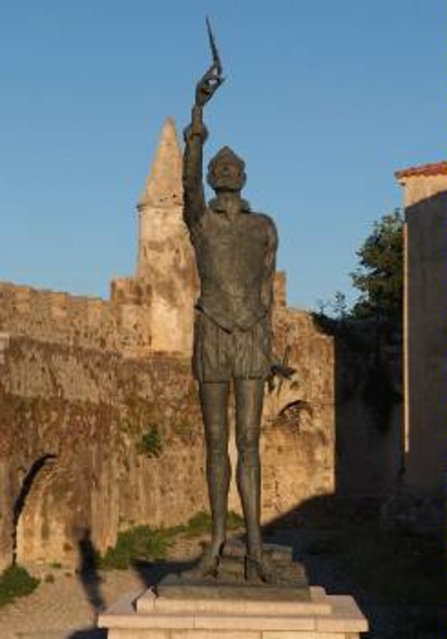 Το άγαλμα του Θερβάντες (Miguel De Cervantes) στο λιμάνι της Ναυπάκτου