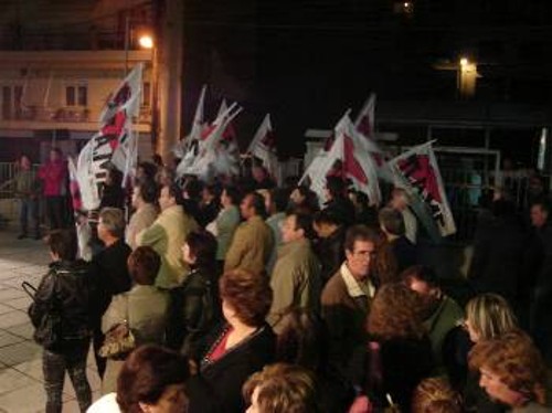 Με σημαίες του ΠΑΜΕ διαδήλωσαν χτες οι εργαζόμενοι της ΕΝΚΛΩ και της Νάουσας