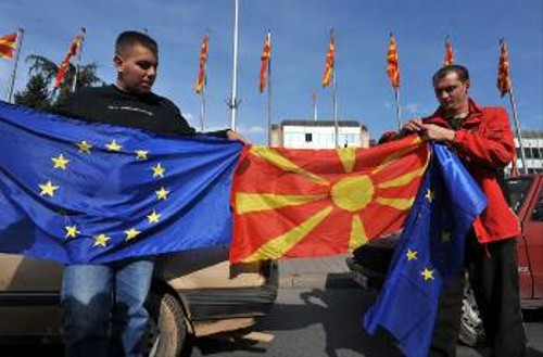 Πανηγυρισμοί υποστηρικτών της κυβέρνησης Γκρούεφσκι στα Σκόπια για την απόφαση της ΕΕ τον Οκτώβρη να αρχίσει ενταξιακές διαπραγματεύσεις με την ΠΓΔΜ
