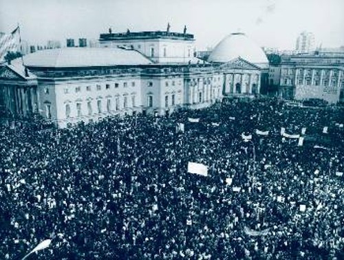 Μαζική συγκέντρωση της νεολαίας της ΓΛΔ για την ειρήνη και τον σοσιαλισμό στο Βερολίνο (2/6/1982)