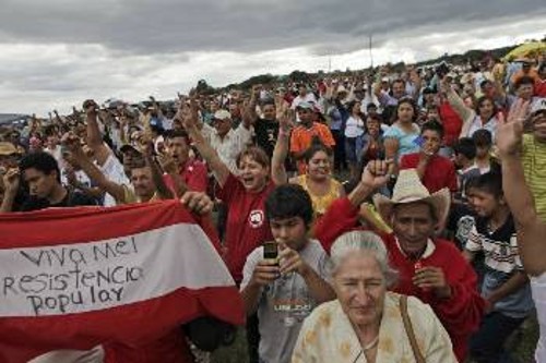 Χιλιάδες διαδήλωσαν και πάλι την περασμένη Κυριακή ενάντια στο πραξικόπημα