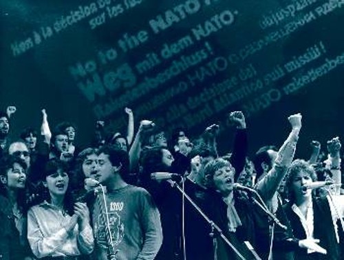 12ο Φεστιβάλ Πολιτικού Τραγουδιού, 68 καλλιτέχνες από 37 χώρες του κόσμου, ακόμη και από το Δυτικό Βερολίνο, από τις 13 έως τις 21 Φλεβάρη του 1982 έλαβαν μέρος σε 68 εκδηλώσεις με κορυφαία τη μεγάλη συναυλία που διοργανώθηκε «Ενάντια στις αποφάσεις του ΝΑΤΟ για τους πυραύλους»