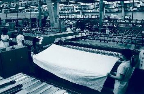 1976: Στο εργοστάσιο καθαριστήριο «Purotex» στη Δρέσδη, εξειδικευμένοι εργάτες καθημερινά καθάριζαν και σιδέρωναν κλινοσκεπάσματα για 1.600 πελάτες (κρατικά ιδρύματα και ατομικά νοικοκυριά) με δυνατότητα να εξυπηρετούνται 27.000 νοικοκυριά