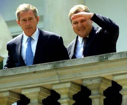 Ο Τζ. Μπους με τον Πρόεδρο της Πολωνίας