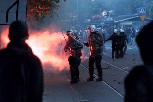 Στα ΜΜΕ για τις διαδηλώσεις στη Γένοβα, ο κόσμος άκουγε αριθμούς (200 χιλιάδες, 300 χιλιάδες), αλλά ανθρώπους δεν έβλεπε... Εβλεπε τους προβοκάτορες και κάποιες μικρές ομάδες απεγνωσμένων, καθώς και την αστυνομία, που έπνιγε μια πόλη στα χημικά