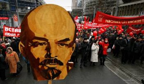 Στην πρώτη γραμμή, το πορτρέτο του ηγέτη της Επανάστασης, στη διαδήλωση στο Λένινγκραντ