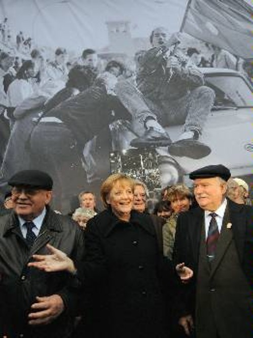 Ολη η «καλή παρέα»: Ο Γκορμπατσόφ, η Μέρκελ και (το... «μνημείο» σύμφωνα με την ΕΕ) Βαλέσα στο Βερολίνο το 2009 κατά τη διάρκεια «τελετών» για την 20ή επέτειο της πτώσης του Τείχους...