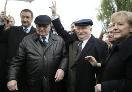 Γκορμπατσόφ και Βαλέσα στο Βερολίνο, στους εορτασμούς για την πτώση του Τείχους το 2009. Ο ρόλος τους στην καπιταλιστική παλινόρθωση και σε ό,τι σήμανε αυτή για το λαό μόνο για πανηγυρισμούς δεν προσφέρεται