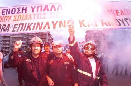 Μια από τις πολλές κινητοποιήσεις των πυροσβεστών, που διεκδικούν το αυτονόητο, να χαρακτηριστεί το επάγγελμά τους επικίνδυνο και ανθυγιεινό