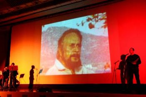 Κυρίαρχη η μορφή του κομμουνιστή ποιητή στην οθόνη που πλαισίωσε το καλλιτεχνικό πρόγραμμα της εκδήλωσης