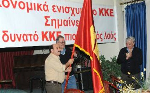 Ο Κ. Μπάτσικας παραλαμβάνει τη σημαία του ΚΚΕ από τον Δ. Γόντικα