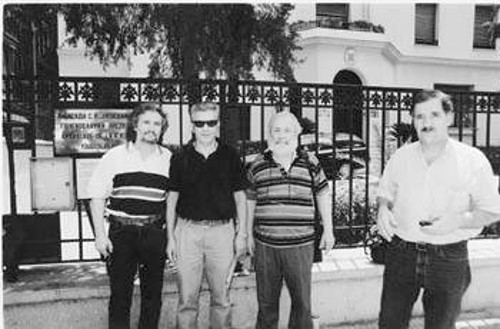 Η αντιπροσωπεία του ΠΑΜΕ έξω από τη γιουγκοσλαβική πρεσβεία