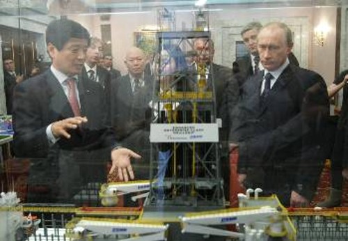 Ο Ρώσος πρωθυπουργός εγκαινιάζει το πρώτο τμήμα του πετρελαιαγωγού Σιβηρίας - Ασίας - Ειρηνικού, μια σημαντική παρέμβαση στην Ασία