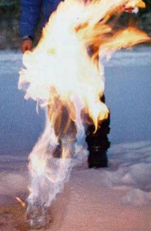Μετά τη συλλογή δείγματος του μεθανίου που αναβλύζει από το βυθό μιας λίμνης στην Αλάσκα, οι επιστήμονες βάζουν φωτιά στο εύφλεκτο αέριο για να φανεί η ποσότητα που εκλύεται από ένα μόνο από τα πολλά σημεία που εντόπισαν