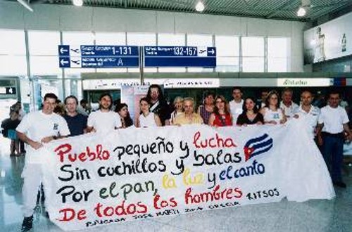 Από μπριγάδα αλληλεγγύης στην Κούβα, το 2004, του Ελληνοκουβανικού Συνδέσμου, με τους στίχους του Γιάννη Ρίτσου: «Μικρή χώρα και παλεύει χωρίς μαχαίρια και σφαίρες, για το ψωμί, το φως και το τραγούδι όλων των ανθρώπων»