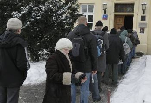 Για ένα πιάτο φαγητό, αρκετοί Πολωνοί περιμένουν σε ουρές για να λάβουν συσσίτιο