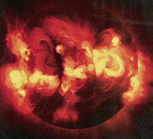 Μια εντυπωσιακή εικόνα του ήλιου που καταγράφηκε από τη φωτογραφική μηχανή ακτίνων Χ του διαστημοπλοίου Yohkoh, δείχνει λαμπρές περιοχές που σχετίζονται με τις ηλιακές κηλίδες και σκοτεινές περιοχές που είναι οι πολικές τρύπες της κορόνας
