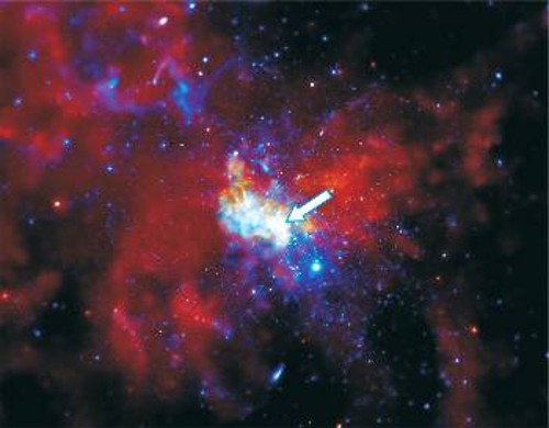 Η φωτογραφία αυτή του κέντρου του Γαλαξία είναι από το τροχιακό ραδιοτηλεσκόπιο ακτίνων-Χ, Τσάντρα (Chandra). Με βέλος σημειώνεται η ακριβής θέση του Α του Τοξότη, της υποτιθέμενης υπερμεγέθους μαύρης τρύπας