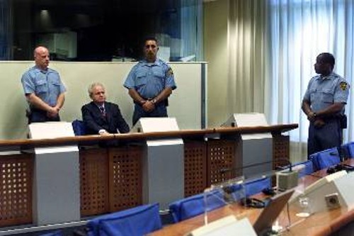 Ο Μιλόσεβιτς κατά την προχθεσινή του εμφάνιση στο «Διεθνές Ποινικό Δικαστήριο» στη Χάγη