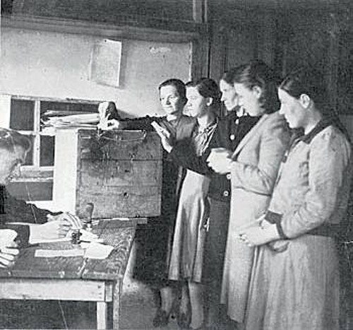 23 Απρίλη του 1944. Οι γυναίκες ψηφίζουν για πρώτη φορά. Εκλογές για την ανάδειξη του Εθνικού Συμβουλίου στην Ελεύθερη Ελλάδα
