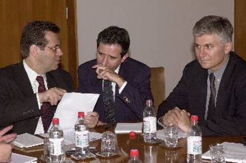 Κοστούνιτσα (αριστερά), Σάμαρτζιτς και Τζίντζιτς. Η κυβέρνηση βρίσκεται στη δίνη των εσωτερικών της συγκρούσεων