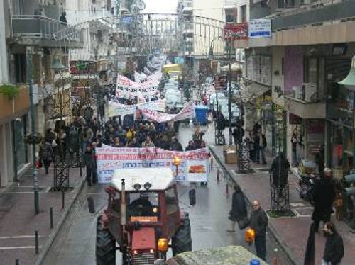 Σε αρκετές πόλεις της επαρχίας (φωτ. από Λάρισα) η διαδήλωση έγινε με τη συμμετοχή και τρακτέρ