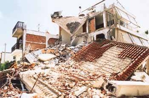 Ερείπια κατοικιών από το σεισμό της 7ης Σεπτεμβρίου 1999