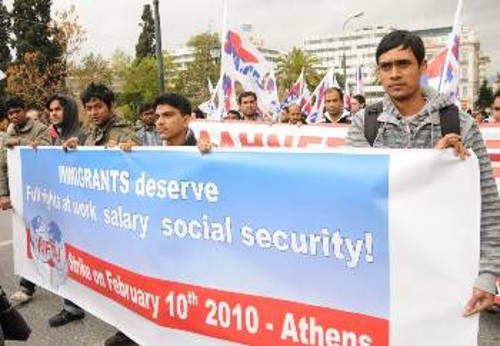 «Οι μετανάστες απαιτούν πλήρη δικαιώματα» διαδήλωσαν εργάτες με πανώ και της Παγκόσμιας Συνδικαλιστικής Ομοσπονδίας