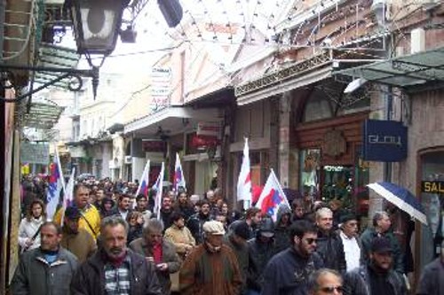 Η αγορά της Μυτιλήνης γέμισε ξανά με τις σημαίες του ΠΑΜΕ
