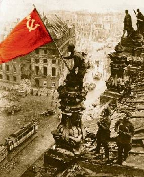 Η θρυλική φωτογραφία: Η κόκκινη σημαία στο Ράιχσταγκ του Βερολίνου το Μάη του 1945