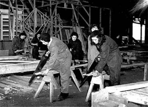 Εργάτριες σε ξυλουργείο στα μέσα του 20ού αιώνα
