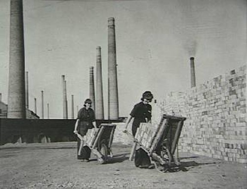 Εργάτριες στα μέσα του 20ού αιώνα σε εργοστάσιο παραγωγής τούβλων στο Λονδίνο