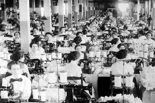 Εργάτριες σε μεγάλο κλωστοϋφαντουργείο στα τέλη του 19ου αιώνα