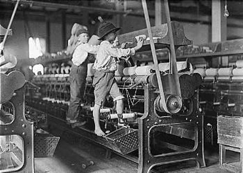 «Κάθε φορά που ο νόμος για τα εργοστάσια περιορίζει την εργασία των παιδιών σε 6 ώρες σε κλάδους που ως τώρα έμειναν άθιχτοι, ξεσπάει πάντα από την αρχή ο θρήνος των εργοστασιαρχών ότι ένα μέρος των γονέων αποσύρει τα παιδιά από τη βιομηχανία...»