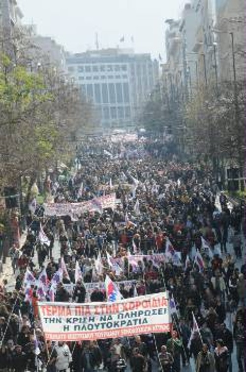 Η απεργία στις 11/3 (φωτ. από την πορεία στην Αθήνα) αποτελεί κι αυτή σημαντική παρακαταθήκη για την κλιμάκωση της πάλης