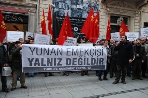 Από παράσταση διαμαρτυρίας που διοργάνωσε πέρσι το ΚΚ Τουρκίας έξω από την ελληνική πρεσβεία για να εκφραστεί η αλληλεγγύη στους αγώνες της εργατικής τάξης στην Ελλάδα