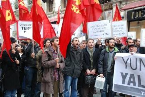 Μέλη του ΚΚ Τουρκίας διαδηλώνουν έξω από το ελληνικό προξενείο στην Kωνσταντινούπολη, ενάντια στα αντιλαϊκά μέτρα στη χώρα μας. Το πραγματικό συμφέρον για τους λαούς ταυτίζεται με το δυνάμωμα της αντιιμπεριαλιστικής πάλης στις δυο χώρες