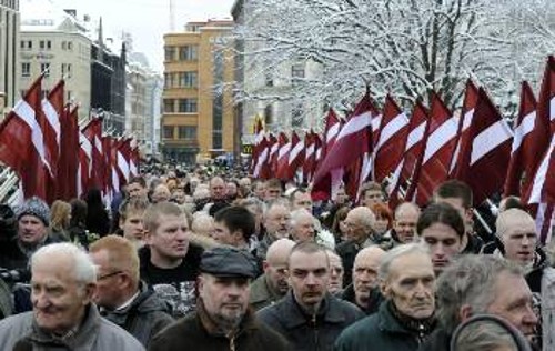 Η Λετονία που αποδίδει τιμές στους ναζί έγινε και μέλος της Ευρωζώνης