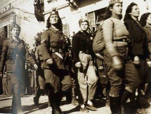 Παρέλαση μαχητριών του ΕΛΑΣ στους δρόμους της Θεσσαλονίκης