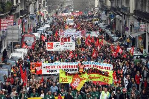 Χτες στη Μασσαλία διαδήλωσαν χιλιάδες εργαζόμενοι