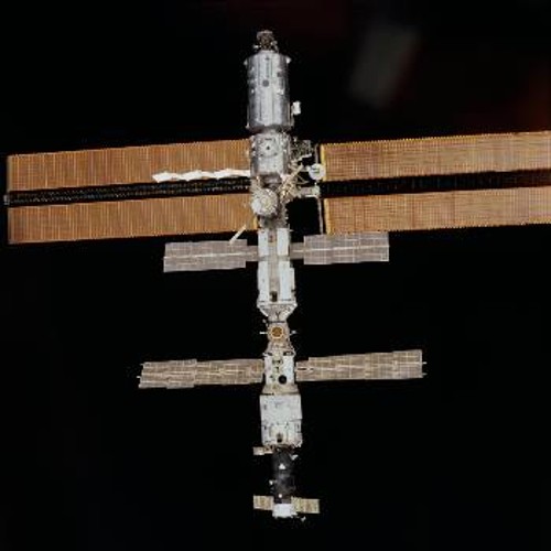 Ο Διεθνής Διαστημικός Σταθμός με φόντο την άβυσσο του Διαστήματος