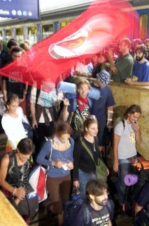 Οι νέοι της Κομμουνιστικής Επανίδρυσης - τα κόκκινα καραβάνια - φθάνουν στη Γένοβα