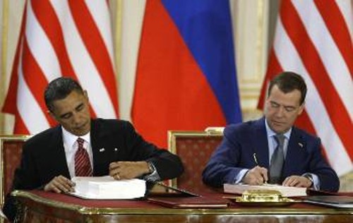 Οι Πρόεδροι των ΗΠΑ και της Ρωσίας υπογράφουν τη συμφωνία για τα πυρηνικά που στην ουσία αποτελεί στάχτη στα μάτια των λαών