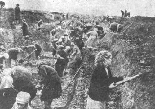 Μοσχοβίτες και Μοσχοβίτισσες δουλεύουν στην κατασκευή αμυντικών γραμμών