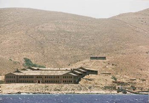 Μνημείο εγκληματικής παράνοιας, το κτίριο των φυλακών, που αναγκάστηκαν να χτίσουν πέτρα - πέτρα οι ίδιοι οι κρατούμενοι