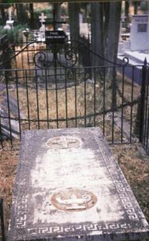 Ο τάφος του Λασκαράτου στο νεκροταφείο της Δραπανιώτισσας, στο Ληξούρι