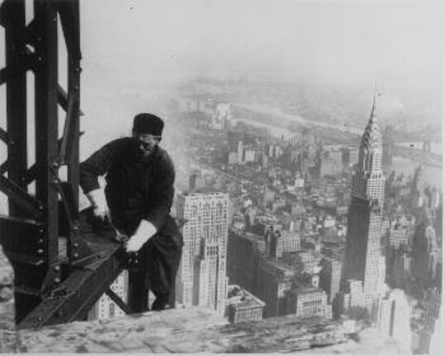 Εργάτης, σκαρφαλωμένος στην άκρη μιας δοκού, κατά τη διάρκεια της κατασκευής κτιρίου (Empire State Building). Νέα Υόρκη, 1930