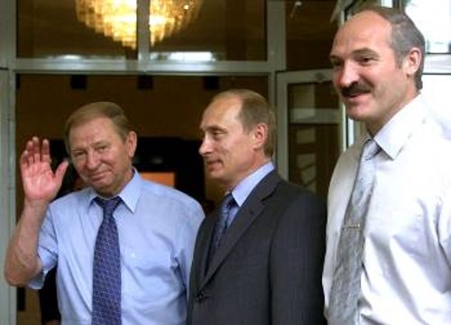 Οι Λουκασένκο, Πούτιν, Κούτσμα σε αναμνηστική φωτογραφία κατά τη διάρκεια της συνάντησης