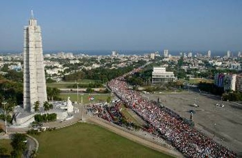 Εκατομμύρια Κουβανών διατράνωσαν και φέτος την Πρωτομαγιά τη θέλησή τους να υπερασπιστούν την Επανάστασή τους