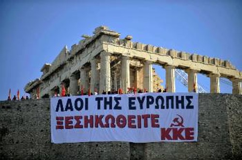 Κάτω από το φως των εξελίξεων, το σύνθημα του ΚΚΕ στην Ακρόπολη γίνεται πιο επιτακτικό και επίκαιρο